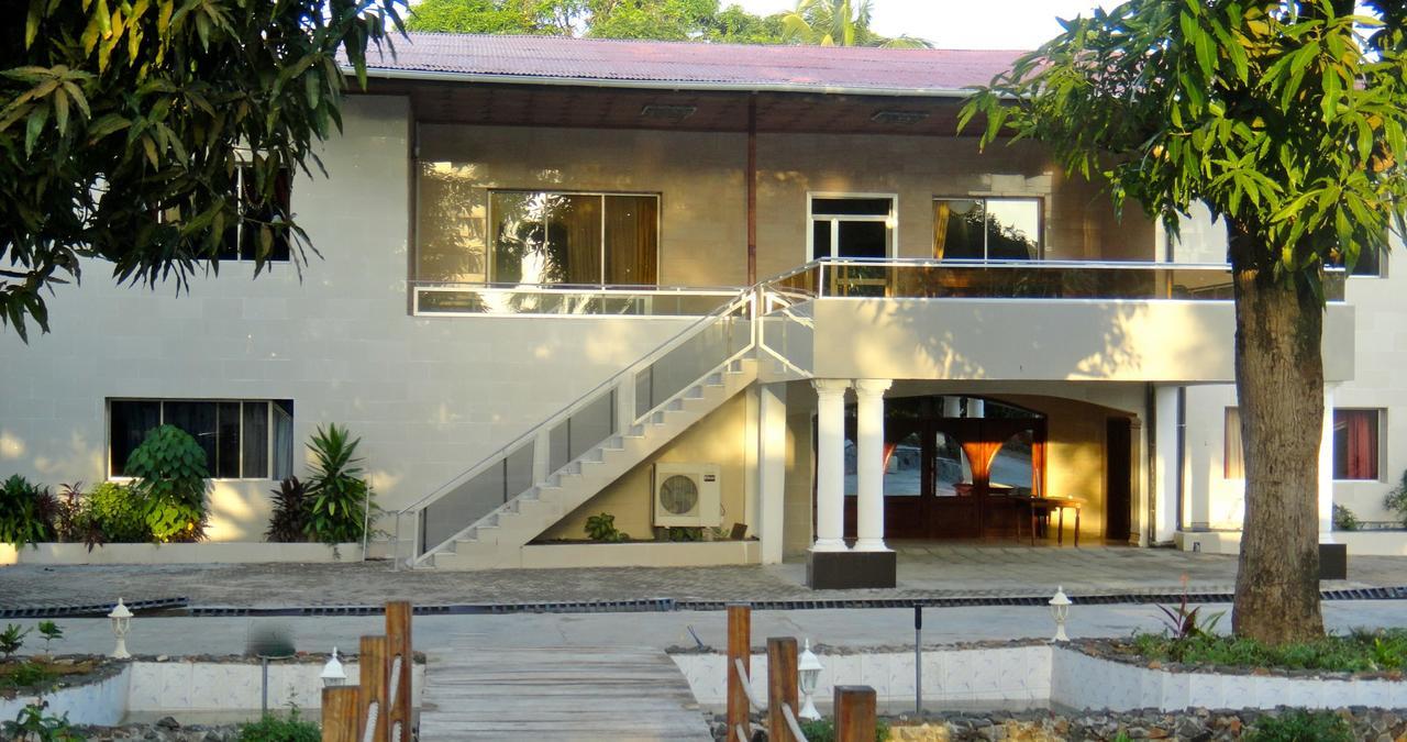 Embassy Suites Hotel Monrovia Exterior photo