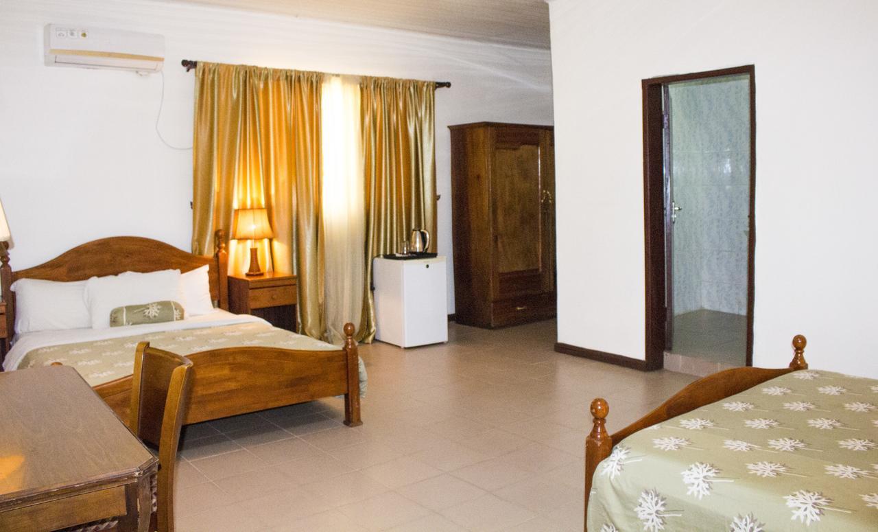Embassy Suites Hotel Monrovia Exterior photo
